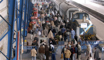 خروج عربة قطار دمياط من على القضبان.. والسكة الحديد تعتذر
