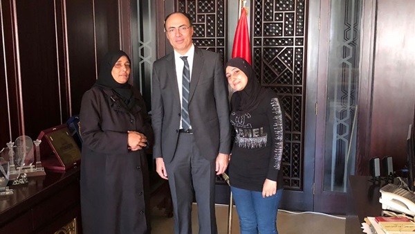 السفارة المصرية في سوريا تخرج عائلتين مصريتين من 'الغوطة الشرقية'