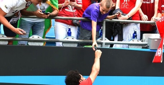 محمد صلاح يلبي طلب طفل صغير من دكة البدلاء .. صور