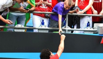 محمد صلاح يلبي طلب طفل صغير من دكة البدلاء .. صور