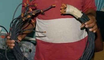 ضبط عاطل حاول سرقة سلك أبراج الضغط العالى بأسوان