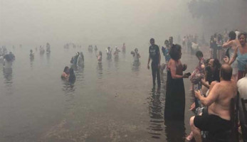 شهود على حرائق اليونان: البحر أمامنا والحرائق خلفنا.. ومصريون أنقذونا