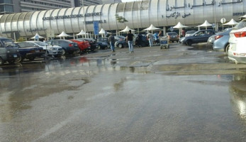 انفجار خط ماسورة مياه أمام مبنى الركاب 1 بمطار القاهرة.. صور
