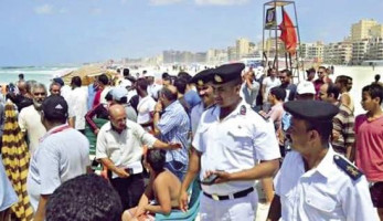 قوات «تدخل سريع» لإخلاء شاطئ «النخيل» وإغلاقه بحواجز حديدية