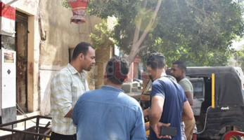 المعايرة بالشرف وراء أبشع جريمة قتل في عين شمس.. سمكرى يطعن «أحمد عفشة» 11 طعنة في جلسة «الدومينو».. الجيران: المتهم اعتاد سب الضحية بكلمة: «شوف مراتك خانتك مع مين» (فيديو وصور)