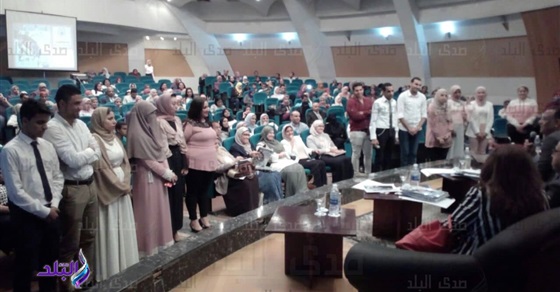 صحفي العصر.. محمود أحمد كفيف تغلب على إعاقته بالإصرار.. استثناه وزير التعليم العالي للالتحاق بالإعلام.. قاد فريقه في العمل وحصد 8 جوائز.. صور