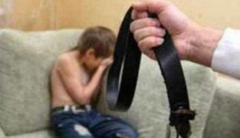 زوجة تكوي أبناء زوجها بـ"النار".. والأب "عامل من بنها"