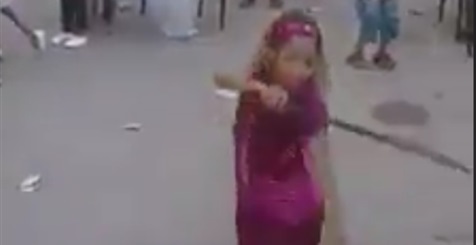 طفلة ترقص بـ «سنجة ومطواة» بحرفية تثير غضب رواد «فيس بوك» (فيديو)