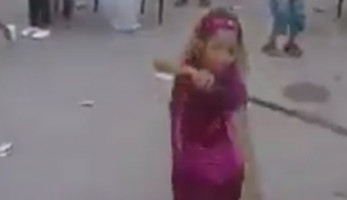طفلة ترقص بـ «سنجة ومطواة» بحرفية تثير غضب رواد «فيس بوك» (فيديو)