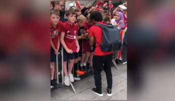 بالفيديو.. طفل أيرلندي يطلب من محمد صلاح التوقيع على "الحذاء"