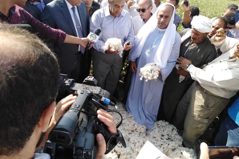 بـ«المزمار البلدي».. وزير الزراعة يفتتح موسم حصاد القطن بالفيوم (صور)