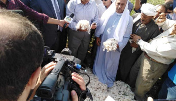 بـ«المزمار البلدي».. وزير الزراعة يفتتح موسم حصاد القطن بالفيوم (صور)