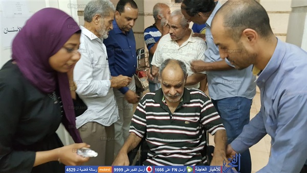 متحدث 'المترو' ينقل مسنًا إلى دار رعاية استجابة لأهالي شبرا الخيمة (صور)