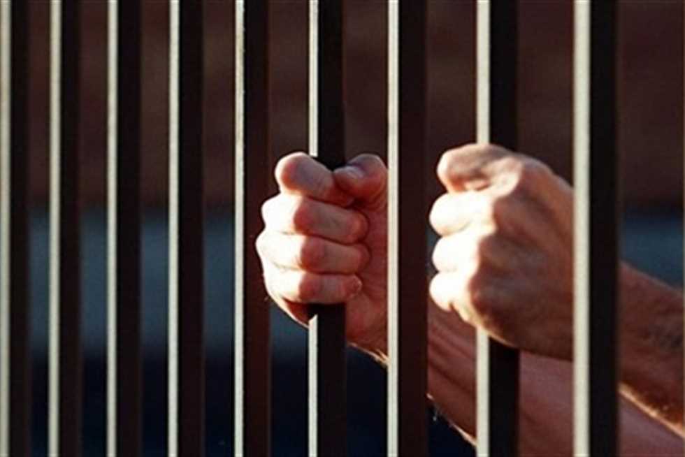 «ألقت بطفليها وراقبتهما وهما يغرقان».. قاتلة أبنائها بالمنيا تُمثل الجريمة
