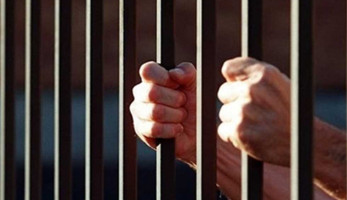 «ألقت بطفليها وراقبتهما وهما يغرقان».. قاتلة أبنائها بالمنيا تُمثل الجريمة