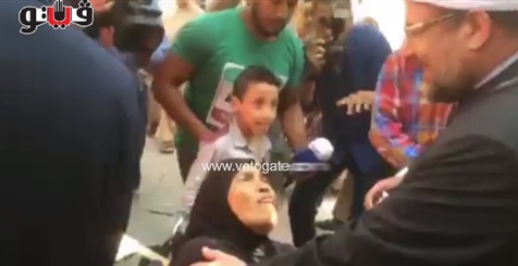 سيدة قعيدة تستعطف وزير الأوقاف: «اديني حتة لحمة الله يخليك» (فيديو)
