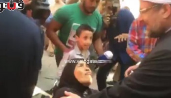سيدة قعيدة تستعطف وزير الأوقاف: «اديني حتة لحمة الله يخليك» (فيديو)