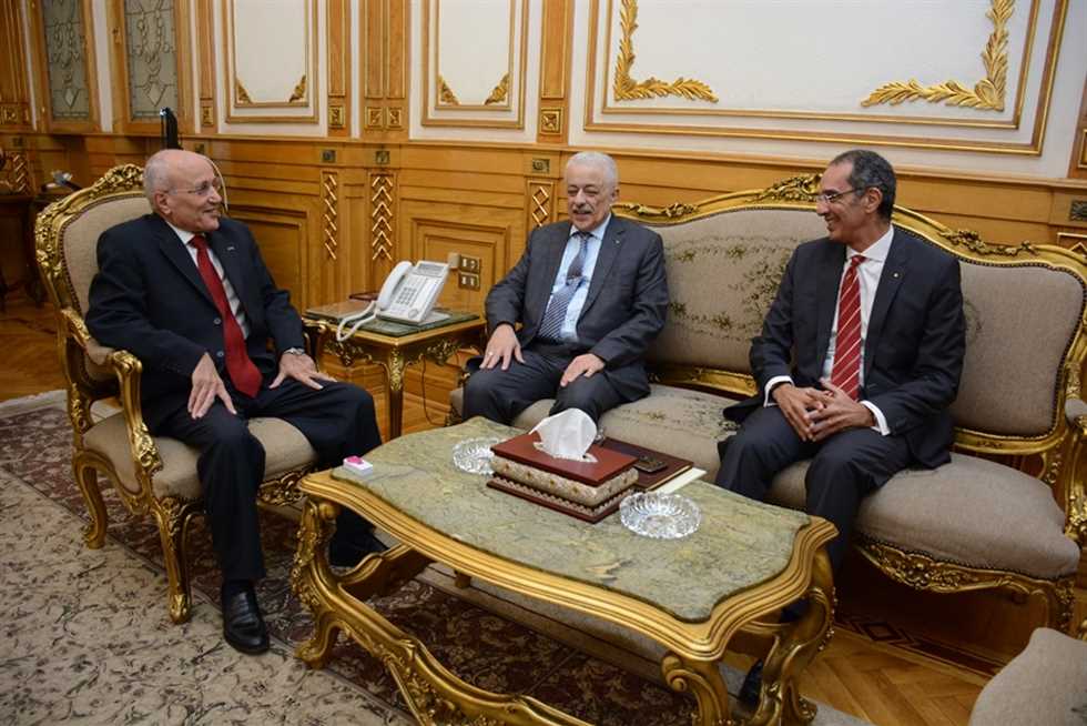 3 وزراء يبحثون تصنيع «التابلت التعليمي» في مصر