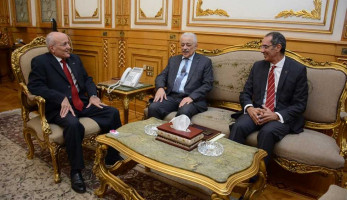 3 وزراء يبحثون تصنيع «التابلت التعليمي» في مصر