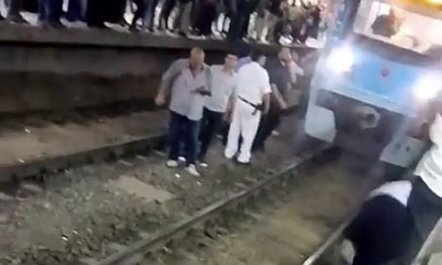 شاب يلقي بنفسه أمام مترو جمال عبدالناصر