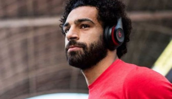 بالصور.. بعد أزمته مع اتحاد الكرة محمد صلاح يستجم بالساحل الشمالي