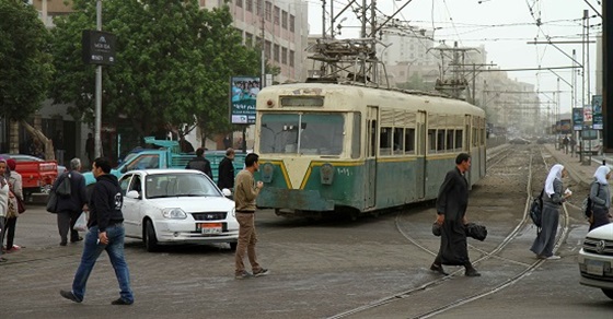 ترام بدون سائق يدهس 5 سيارات ويصيب شخصين في مصر الجديدة