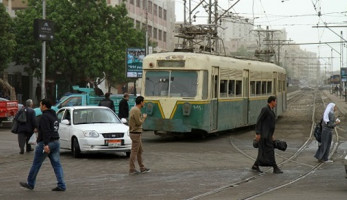 ترام بدون سائق يدهس 5 سيارات ويصيب شخصين في مصر الجديدة
