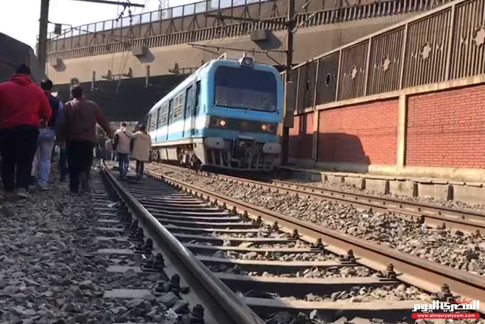 ألقت بنفسها أمام عجلات المترو.. تفاصيل محاولة انتحار طالبة بـ«عزبة النخل»