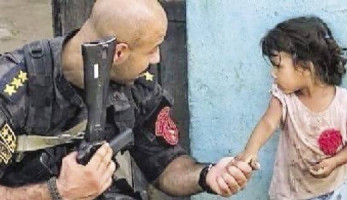 أسرار ومفاجآت صورة الضابط والطفلة وحكاية "إبراهيم نافع والسعدني"