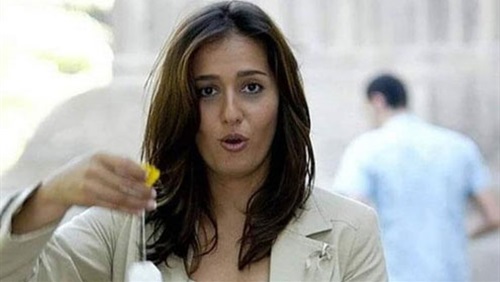 حلا شيحة تثير الجدل بعد حذف صورها عقب إعلانها العودة للفن