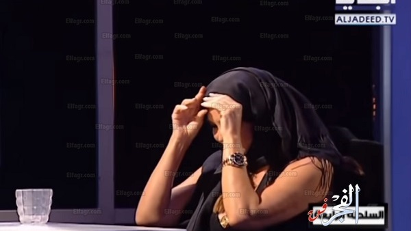 فنانة شهيرة ترتدي الحجاب بفستان مثير على الهواء  (فيديو)