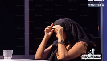 فنانة شهيرة ترتدي الحجاب بفستان مثير على الهواء  (فيديو)