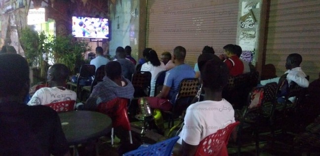 يفصلهما رصيف.. مقهى «برشلونة» للأفارقة و«الزمالك» للمصريين في المعادي
