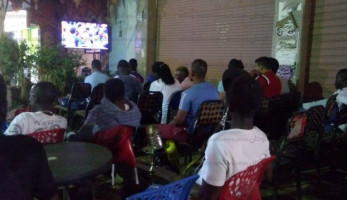 يفصلهما رصيف.. مقهى «برشلونة» للأفارقة و«الزمالك» للمصريين في المعادي