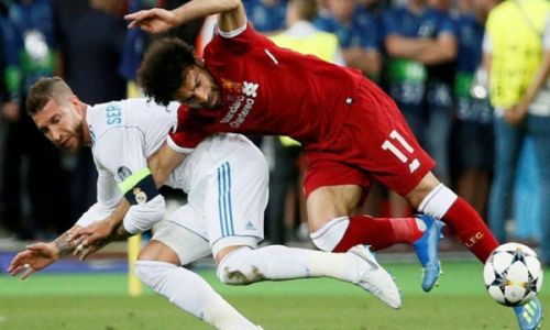 شاهد.. "كتف" محمد صلاح يثير قلق ليفربول بعد مباراة باريس سان جيرمان