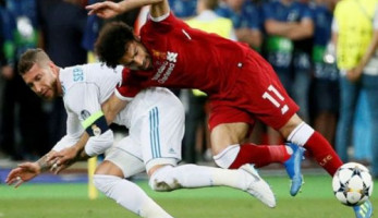 شاهد.. "كتف" محمد صلاح يثير قلق ليفربول بعد مباراة باريس سان جيرمان