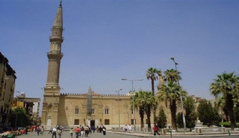 "الأوقاف" تكشف حقيقة غلق مسجد الحسين