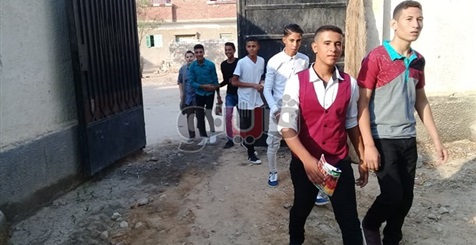 تلاميذ آخر موضة.. طرد طالب بالثانوية بسبب قصة شعره.. طلاب إمبابة يرتدون بناطيل ممزقة.. إزالة مكياج طالبات الجيزة.. مخالفة الزي الموحد في مدارس أسيوط.. واستدعاء أولياء أمور بنات وضعن «كحل» الأبرز