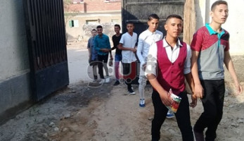 تلاميذ آخر موضة.. طرد طالب بالثانوية بسبب قصة شعره.. طلاب إمبابة يرتدون بناطيل ممزقة.. إزالة مكياج طالبات الجيزة.. مخالفة الزي الموحد في مدارس أسيوط.. واستدعاء أولياء أمور بنات وضعن «كحل» الأبرز
