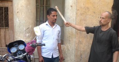 صور.. "حلاق الغنايم" يمثل جريمة قتل زوجته أمام وكيل النيابة