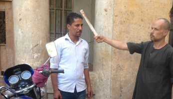صور.. "حلاق الغنايم" يمثل جريمة قتل زوجته أمام وكيل النيابة