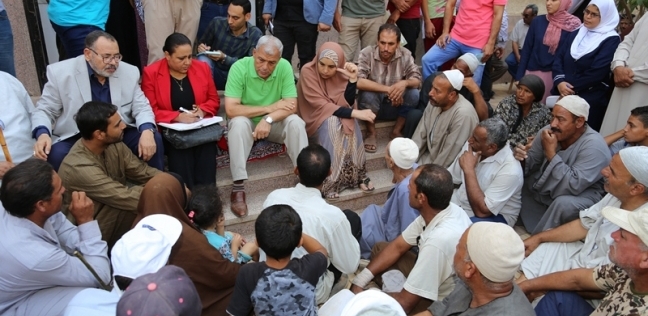 بالصور| للمرة الثانية على السلم..محافظ المنوفية يستمع لشكاوى المواطنين