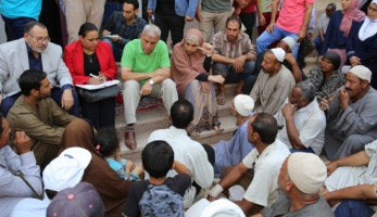 بالصور| للمرة الثانية على السلم..محافظ المنوفية يستمع لشكاوى المواطنين