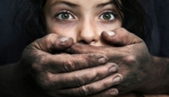 تفاصيل القبض على أم عرضت رضيعها للبيع على الإنترنت .. فيديو