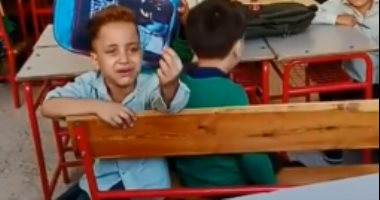 فيديو.. طفل يتوسل لمعلمته: "والنبى أنام ربع ساعة بس يا حاجة"