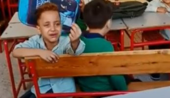 فيديو.. طفل يتوسل لمعلمته: "والنبى أنام ربع ساعة بس يا حاجة"