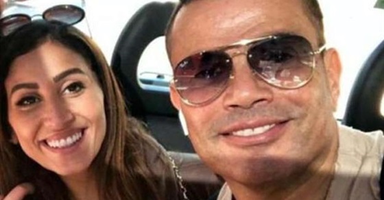 عمرو دياب يقود دراجة.. ودينا الشربيني تجري خلفه.. صور