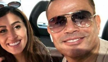 عمرو دياب يقود دراجة.. ودينا الشربيني تجري خلفه.. صور