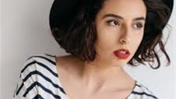 ممثلة مصرية ترتدي ملابس من الأكياس البلاستيك خلال مهرجان الجونة