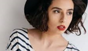 ممثلة مصرية ترتدي ملابس من الأكياس البلاستيك خلال مهرجان الجونة